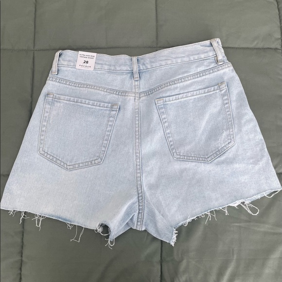 Brand new never worn Pacsun ultra high rise vintage shorts in size 28. - Picture 2 of 2